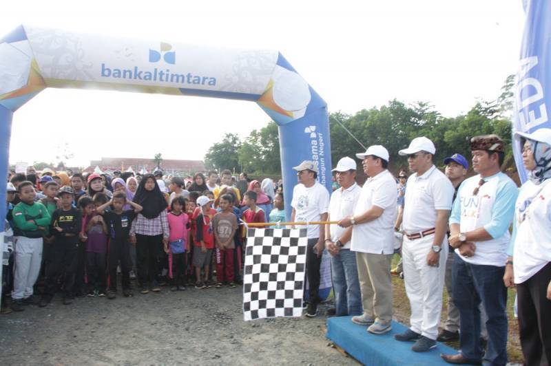 Warga Tana Tidung Antusias Ikuti FUN WALK Bank Kaltimtara Cabang Tideng Pale